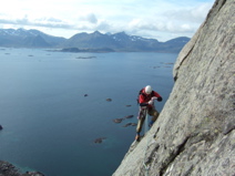 J&oslash;rn following pitch 8, the traverse across to join the West Buttress route