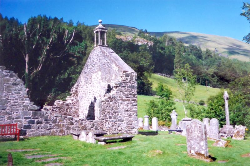 Balquhidder_churchyard_juli99_RMcG_P1000914