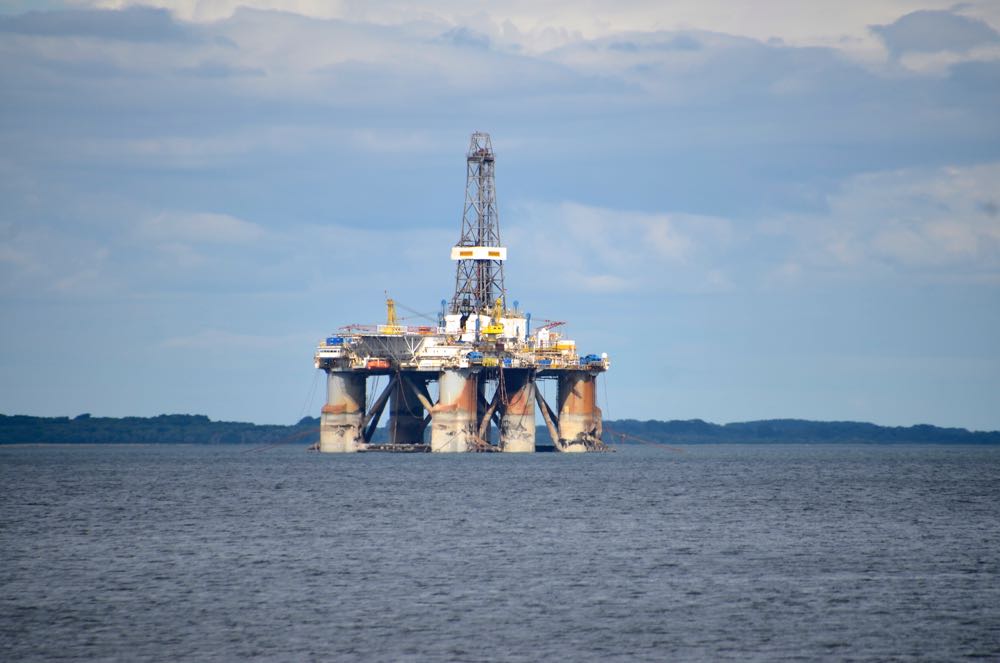 OilRig_CromartyFirth_150803_RMcG_RGD0942