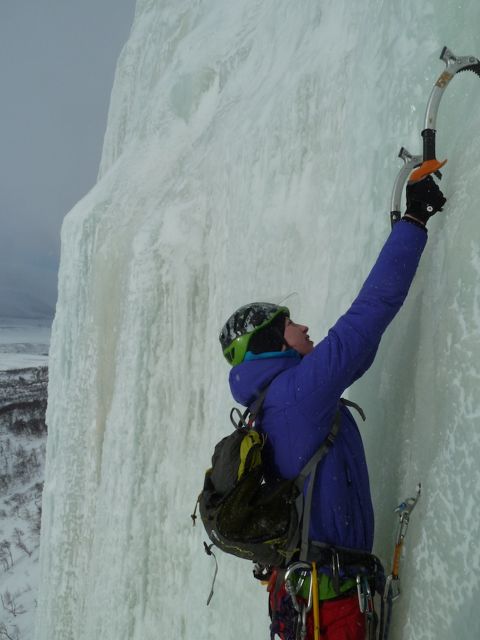 Malou leading the steep 2nd pitch of Adeln (P1030463)